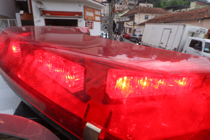Batida entre ônibus urbano e moto deixa motoentregador ferido em JF