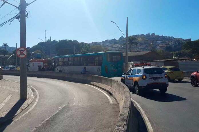 Idosa morre após cair dentro de ônibus Idosa morre após cair dentro de ônibus