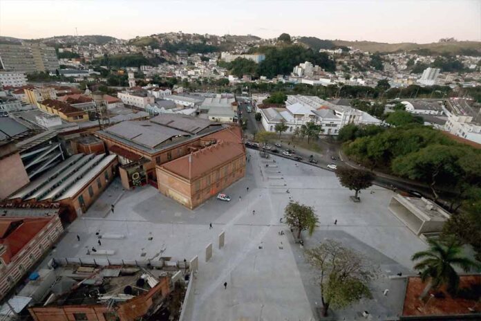 Mesmo após inauguração, Praça Antônio Carlos tem obras por fazer Mesmo após inauguração, Praça Antônio Carlos tem obras por fazer