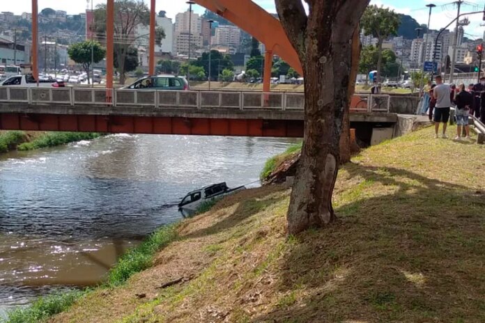 Motorista cai com carro no Rio Paraibuna e é retirado sem vida
