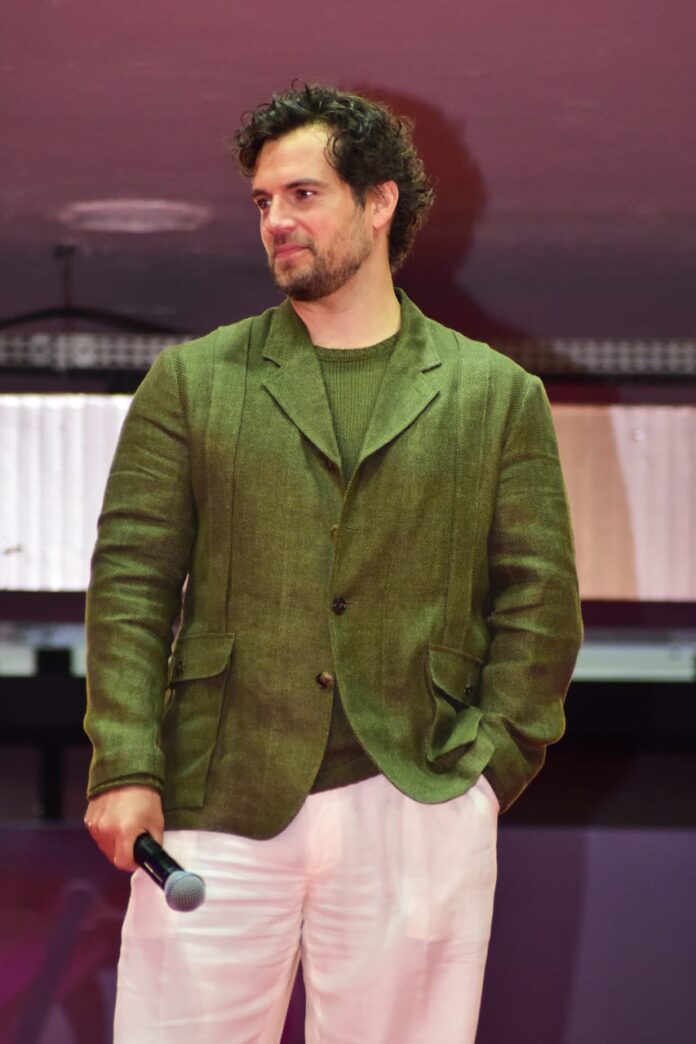 Fotos: Henry Cavill abre o "Tudum" com elenco de "The Witcher"