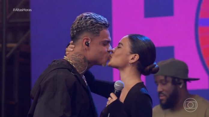 MC Cabelinho e Bella Campos trocam declarações no "Altas Horas"