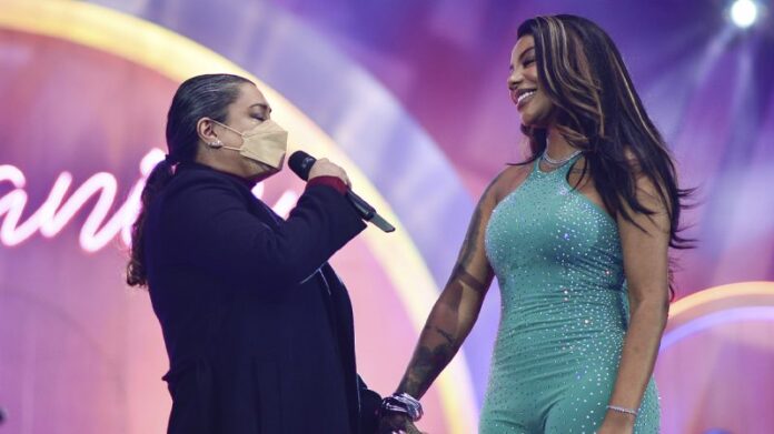 Emocionada, Preta Gil participa com Ludmilla do Numanice em SP