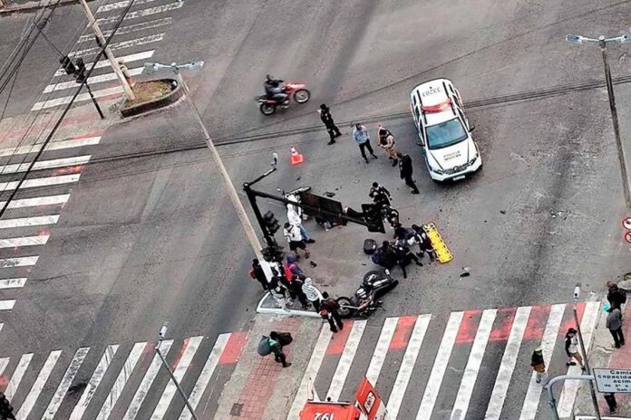 Batida entre motocicletas no cruzamento das avenidas Rio Branco e Batida entre motocicletas no cruzamento das avenidas Rio Branco e Itamar Franco deixa dois feridos