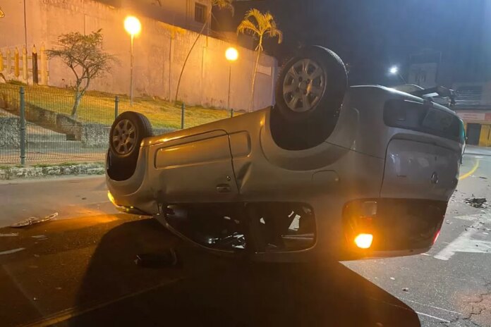 Carro capota após colidir de frente com veículo no São Carro capota após colidir de frente com veículo no São Pedro