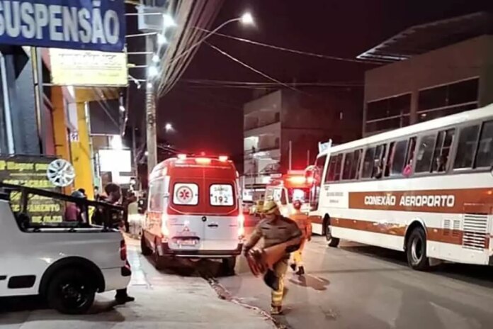 Carro colide contra ônibus na Serra dos Bandeirantes acidente serra do bandeirantes reproducao redes sociais