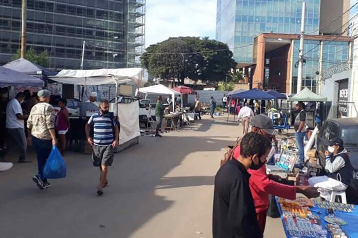Comerciantes da Feira da Pechincha recebem autorização provisória da PJF Comerciantes da Feira da Pechincha recebem autorização provisória da PJF