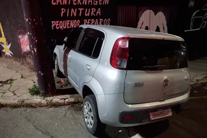 Homem tenta fuga com carro clonado, joga pistola na rua Homem tenta fuga com carro clonado, joga pistola na rua e bate em muro