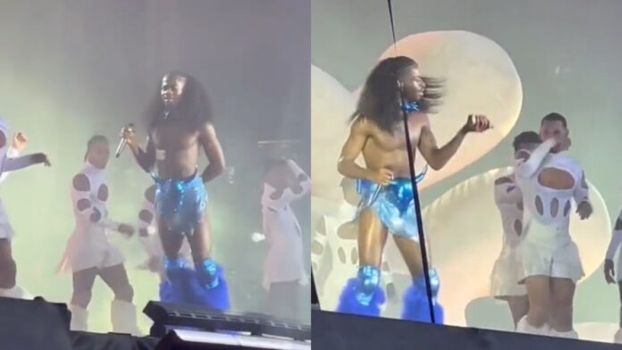 Lil Nas X é atingindo com brinquedo sexual no meio do show / Reprodução: Twitter