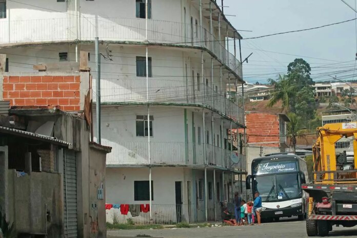 Moradores voltam a ocupar prédio interditado no Bairro Industrial