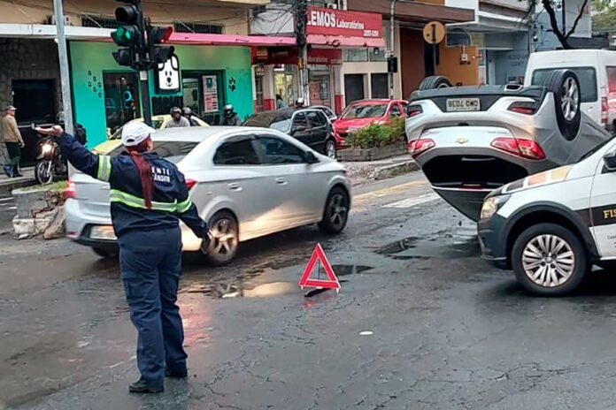 Trânsito é liberado após carro capotar na Avenida Itamar Franco carro capotado sao mateus foto smu
