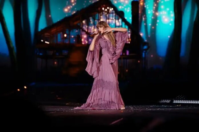taylor-swift-sparks-fly-performance-speak-now-taylors-version-2-800x533.jpg