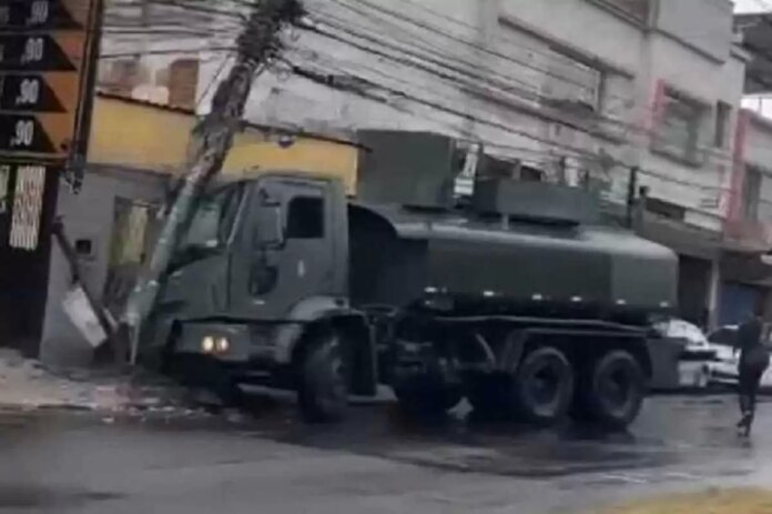 Caminhão do Exército bate em poste na JK e deixa 195 residências sem energia