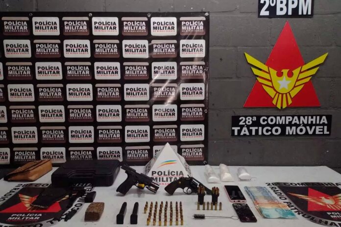Casal é preso com arsenal e drogas durante ocupação na Casal é preso com arsenal e drogas durante ocupação na Vila Olavo Costa foto PM