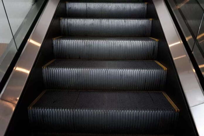 Criança prende a mão em escada rolante de shopping em Juiz de Fora