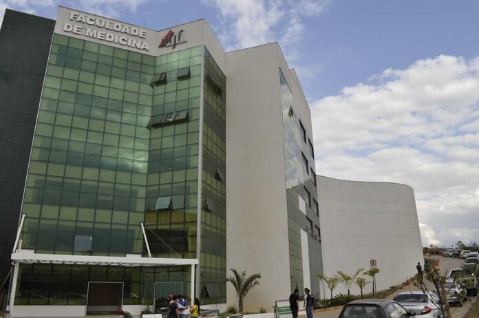 Estudantes de Medicina da UFJF que anteciparam formatura podem ter Estudantes de Medicina da UFJF que anteciparam formatura podem ter diploma cancelado