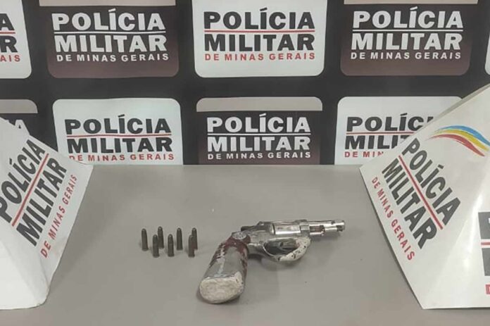 Homem é preso após ser denunciado por portar arma em lar de idosos
