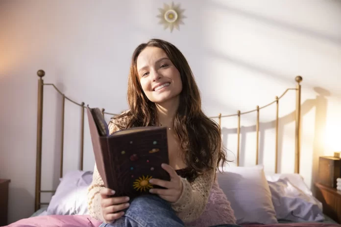 Larissa Manoela controla o horóscopo em trailer de "Tá Escrito"