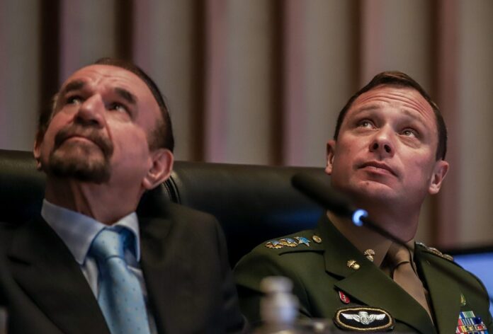 Mauro Cid e seu advogado Cezar Bitencourt (à esq.) em sessão da CPI do DF sobre o 8 de janeiro — Foto: Antônio Cruz/Agência Brasil