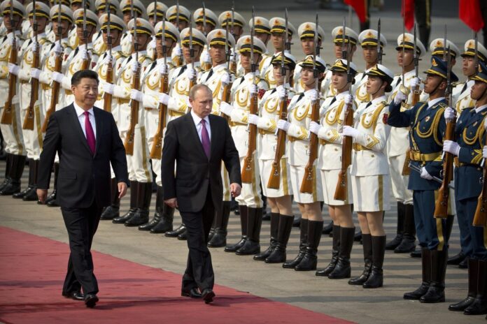 Xi Jinping, Vladimir Putin — Foto: Mark Schiefelbein/AP