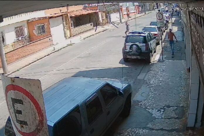 Câmera flagra agressão em frente ao Centro Pop