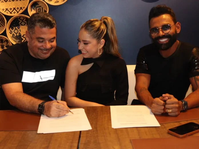 Mário Paim, Sócio AD Produções, Marília Tavares e Pablo, assinam contrato de empresário artístico 2