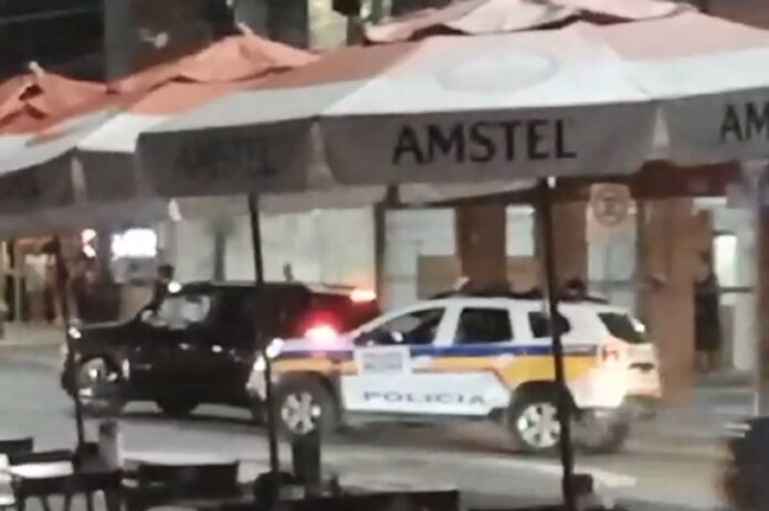 Policial saca arma durante briga de trânsito em Juiz de Fora