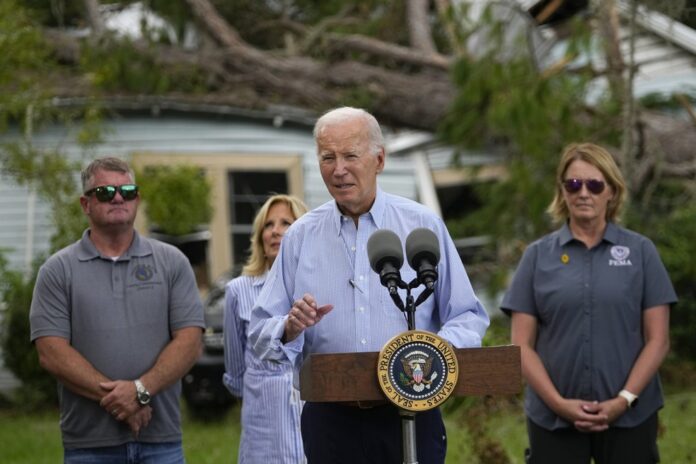 ap23245835988786-1-.jpg O presidente Joe Biden fala em frente a uma casa parcialmente destruída pela queda de uma árvore em Live Oak, Flórida, após a devastação causada pelo furacão Idalia. Atrás de Biden, sua esposa, Jill Biden — Foto: AP Foto/Julio Cortez