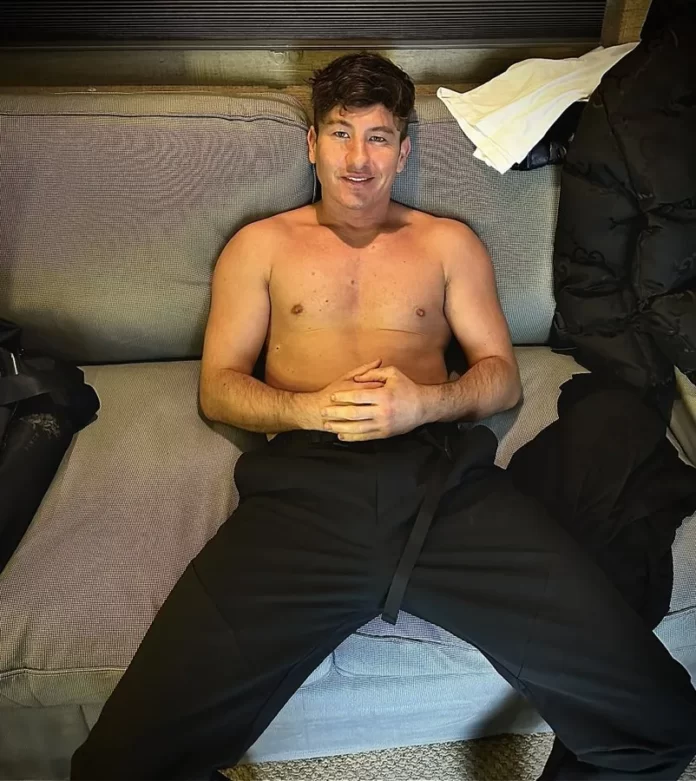 Barry Keoghan dança fazendo nu frontal no filme "Saltburn"