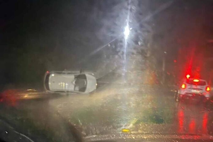 Carro capota na Serra do Bandeirantes