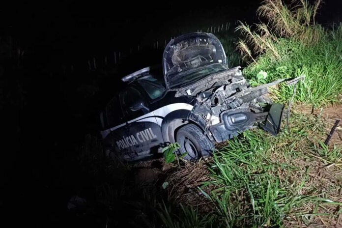Viatura da PolÃ­cia Civil colide com carro de passeio e deixa feridos na BR-267