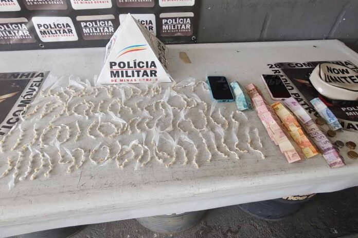 Mulheres são presas com quase 500 pedras de crack na Mulheres são presas com quase 500 pedras de crack na Praça do Riachuelo