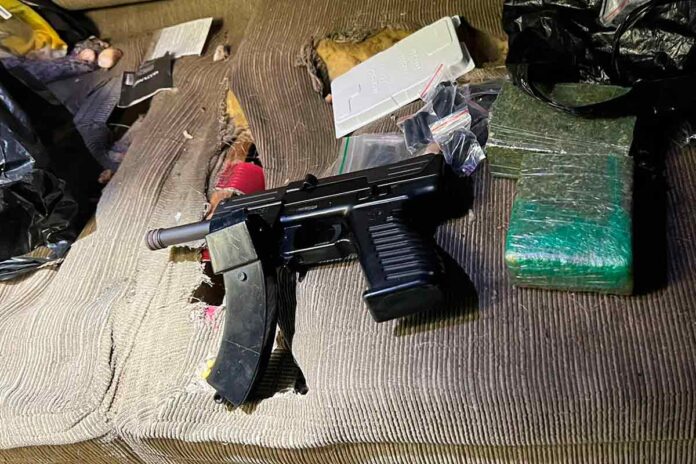 Trio Ã© preso com submetralhadora em Juiz de Fora
