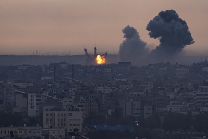 Nuvem de fumaça surge no horizonte após ataques de Israel contra a Faixa de Gaza, controlada pelo Hamas — Foto: Fatima Shbair/AP