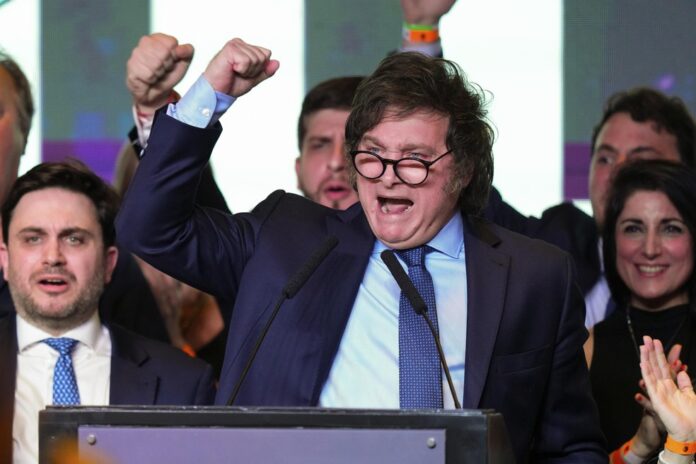 ap23296080529572.jpg Milei tem enfrentado críticas por estratégia de criticar símbolos do país — Foto: Natacha Pisarenko/AP