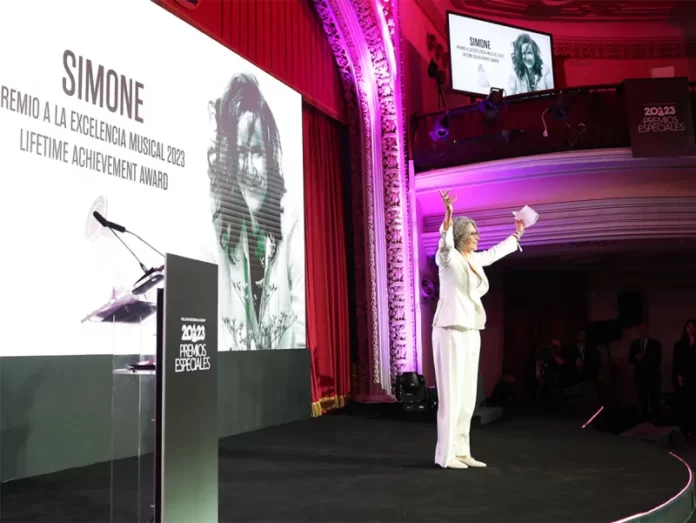Simone recebe Prêmio à Excelência Musical do Grammy Latino em 2023