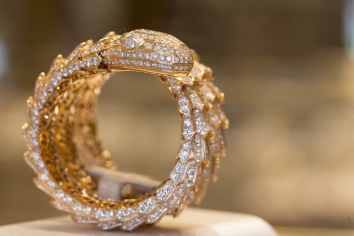 Bracelete de ouro e diamantes da Bulgari — Foto: Jason Alden/Bloomberg