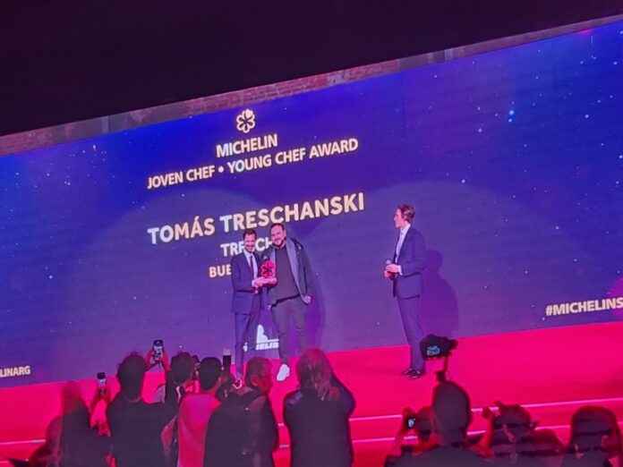 Tomás Treschanski, do restaurante Trescha, recebe o prêmio de chef revelação dado pelo renomado Guia Michelin, que fez sua estreia na Argentina nesta sexta-feira (24) — Foto: Márcia Almeida/Valor
