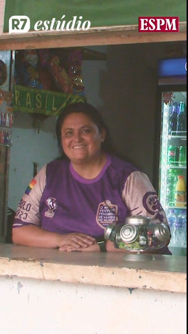 Conheça a história da mulher que mora em um campo Conheça a história da mulher que mora em um campo de várzea e promove futebol feminino de graça