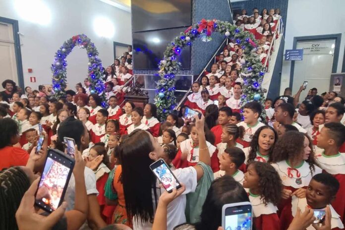 Coral e chegada do Papai Noel inauguram ‘Natal da Câmara’