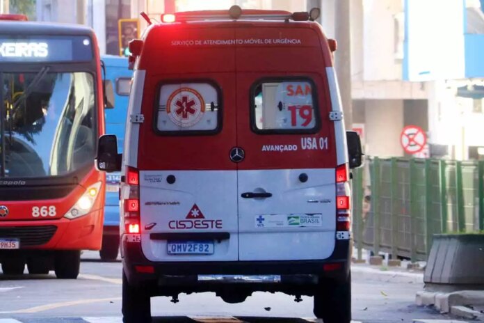 Criança é atropelada por carro após sair da escola em JF