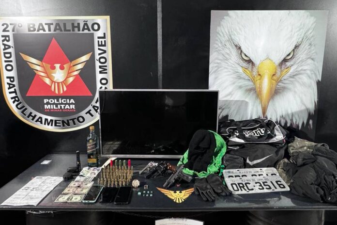 Esmeraldas e armas são apreendidas em operação da PM em JF