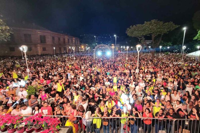 Missa do Impossível: milhares de fiéis lotam Praça Antônio Carlos