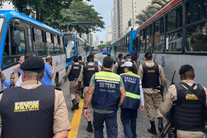 Trabalhadores do transporte coletivo protestam em JF