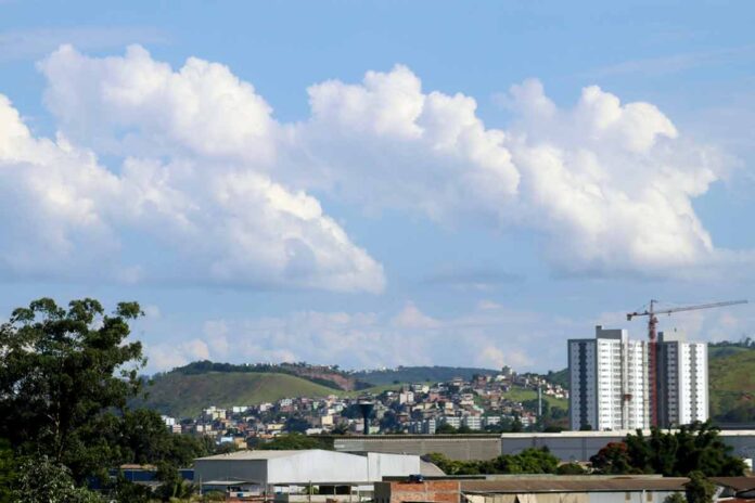 Verão começa nesta sexta e traz calor e chance de chuva no Natal