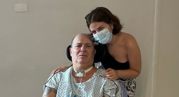 Mingau ganha cadeira de rodas e posa ao lado da filha, Isabella Aglio