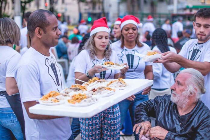 ‘Natal na Praça’ organiza ceia para pessoas em vulnerabilidade social