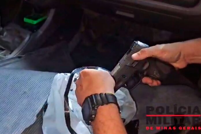 Homem é detido ao tentar transportar arma de uso restrito Homem é detido ao tentar transportar arma de uso restrito e droga de Ubá para JF