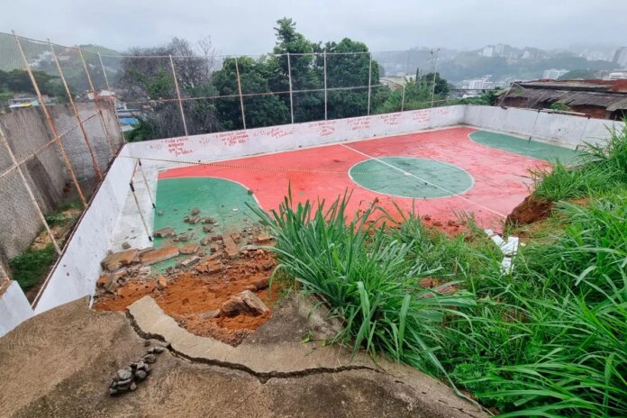 Muro de quadra poliesportiva desaba em Juiz de Fora