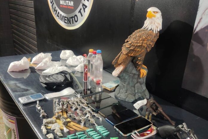 PM prende quatro jovens com armas e drogas no Nova PM prende quatro jovens com armas e drogas no Nova Era